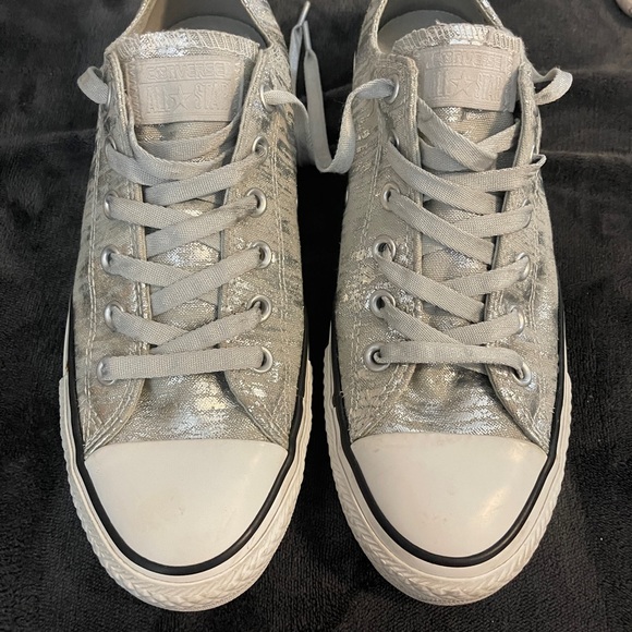 Silver & gray converse low tops. Size 9 - Picture 2 of 7